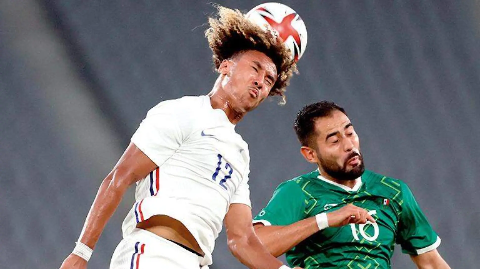 El mediocampista francés Alexis Beka Beka (L) compite por el cabezazo con el defensor mexicano Joaquín Esquivel